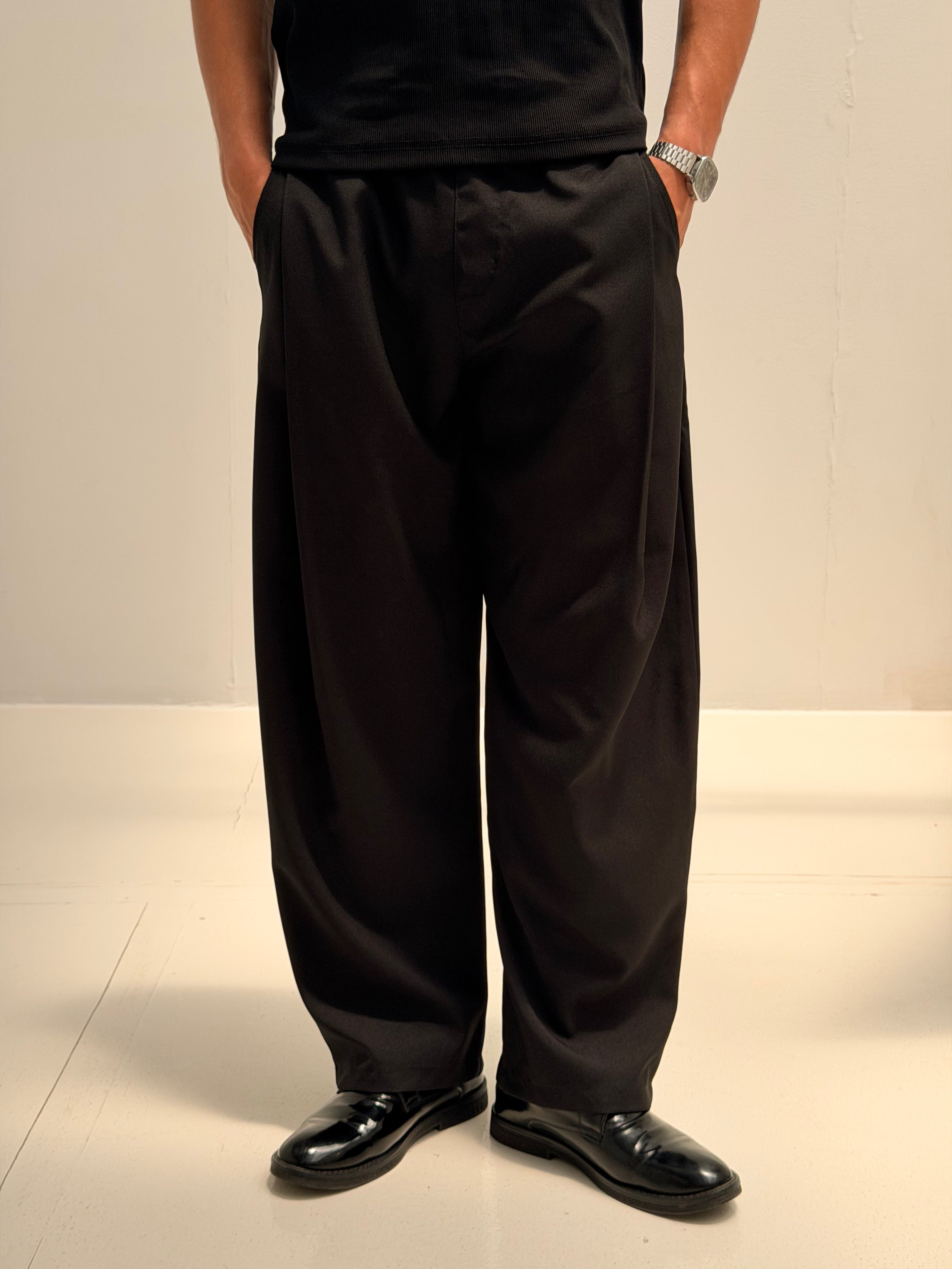 RELAXED FIT PLEATED TROUSERT - BLACK