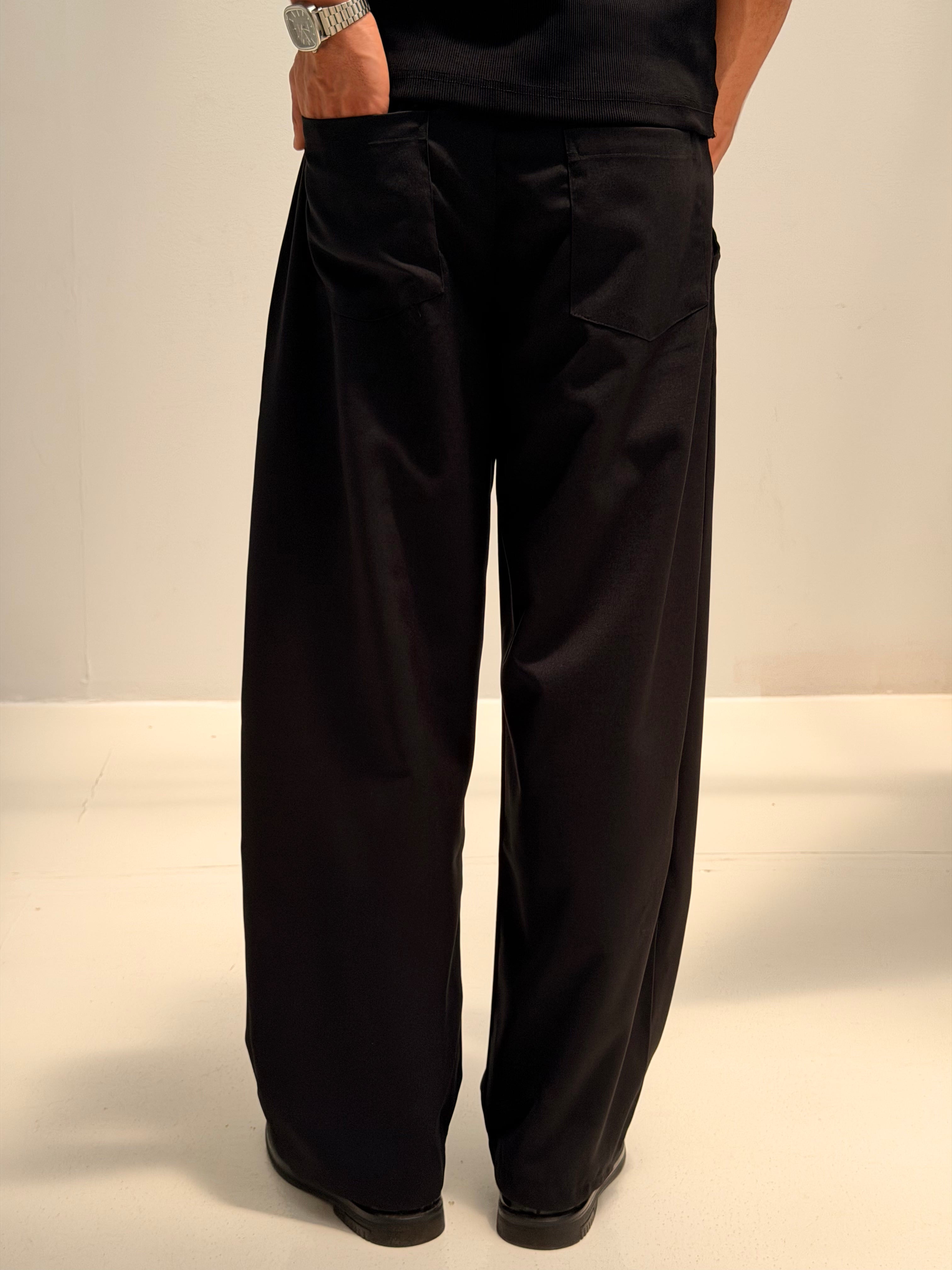 RELAXED FIT PLEATED TROUSERT - BLACK