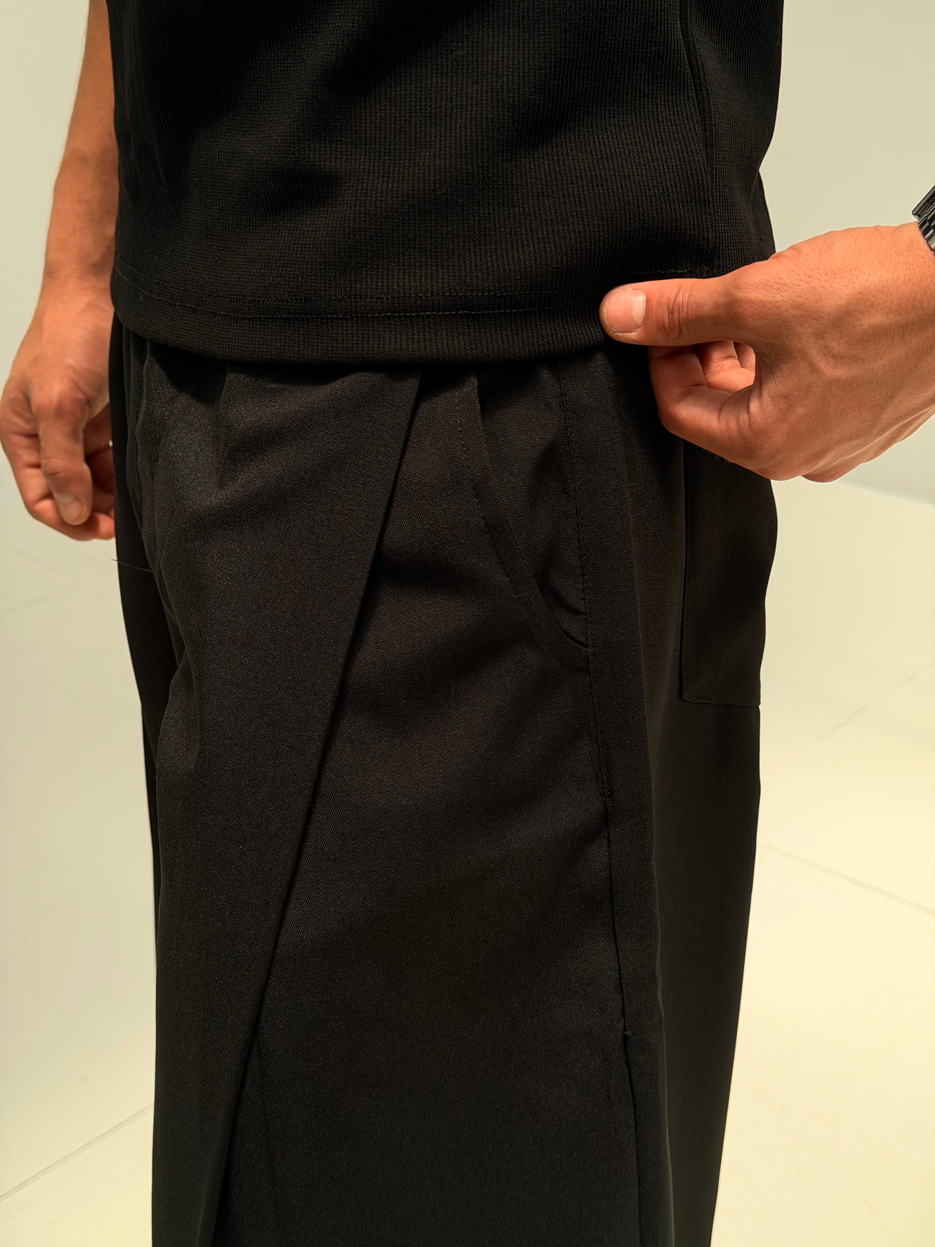 RELAXED FIT PLEATED TROUSERT - BLACK